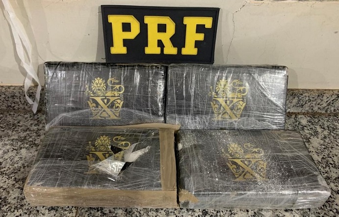 Polícia apreende cocaína em fardos de farinha de trigo transportados em caminhão dirigido por idoso