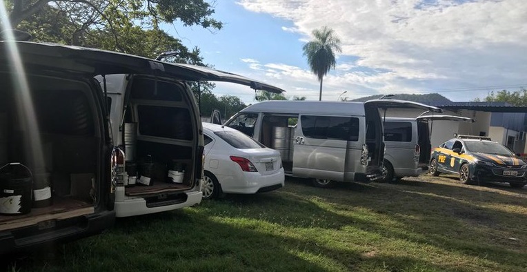 PRF apreende produtos químicos utilizados no refino da cocaína e prende 14 pessoas em Corumbá PRF apreende produtos químicos utilizados no refino da cocaína e prende 14 pessoas em Corumbá
