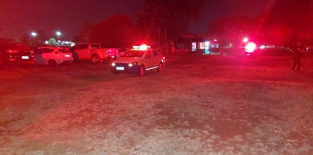 Dezoito pessoas vão parar em delegacia após flagrante de festa clandestina em meio a cavalos