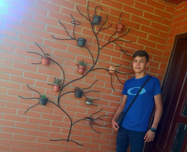 Ejemplo de superación: joven de 16 años convierte hierro en arte para pagar sus estudios