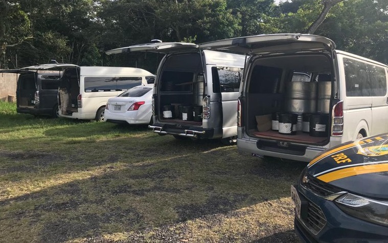 PRF apreende produtos químicos utilizados no refino da cocaína e prende 14 pessoas em Corumbá PRF apreende produtos químicos utilizados no refino da cocaína e prende 14 pessoas em Corumbá