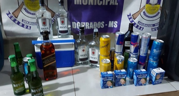 Dezoito pessoas vão parar em delegacia após flagrante de festa clandestina em meio a cavalos