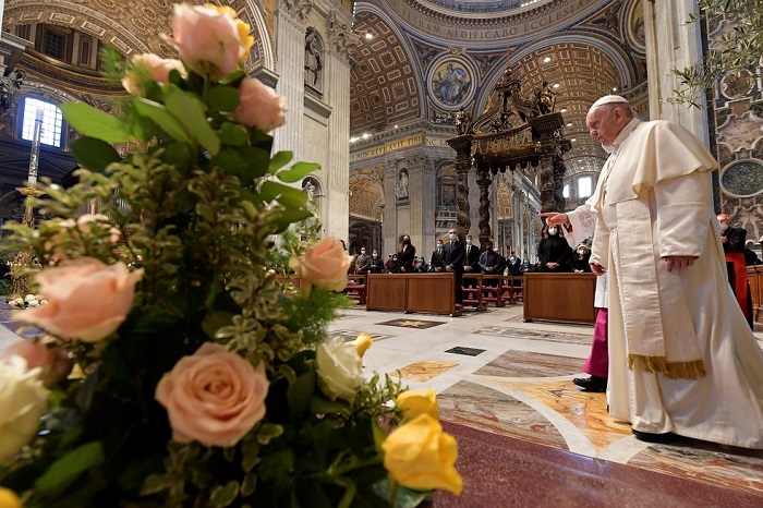 Na mensagem de Páscoa, Papa Francisco pede que vacinas contra Covid-19 sejam distribuídas a países pobres Na mensagem de Páscoa, Papa Francisco pede que vacinas contra Covid-19 sejam distribuídas a países pobres