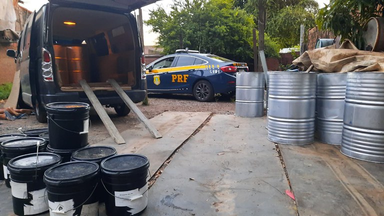 PRF apreende produtos químicos utilizados no refino da cocaína e prende 14 pessoas em Corumbá PRF apreende produtos químicos utilizados no refino da cocaína e prende 14 pessoas em Corumbá