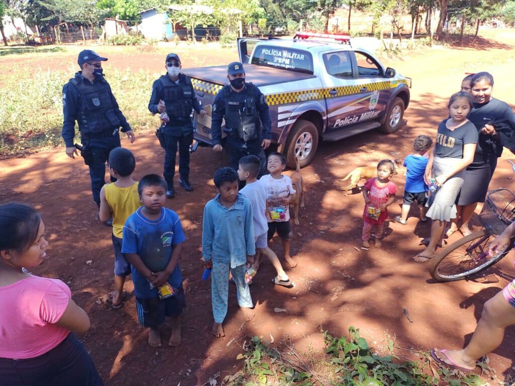 “Coelhinhos de Farda” fazem a alegria de crianças com entrega de 600 kits de Páscoa em Dourados