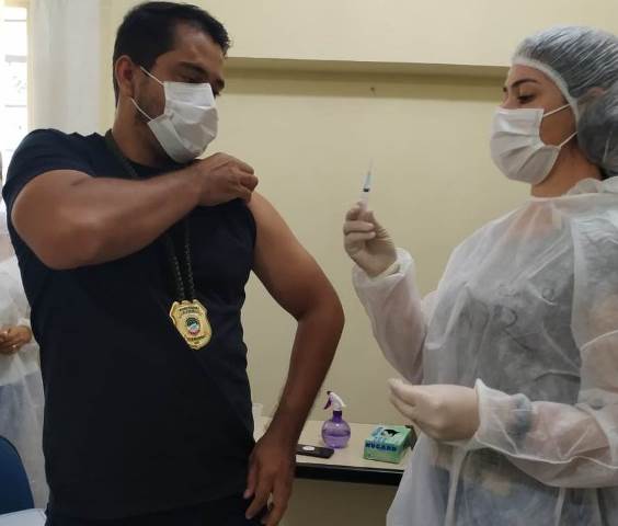 Em Ponta Porã, Policiais da Coordenadoria Geral de Perícias recebem vacina contra covid-19