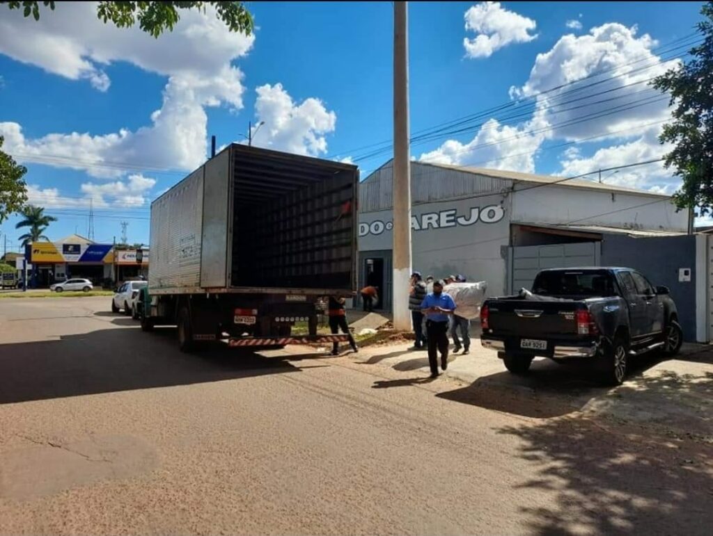 Rotary Club Guarani em parceria com lojas, faz doação de 04 toneladas de roupas e calçados em Ponta Porã