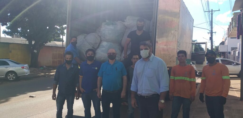 Rotary Club Guarani em parceria com lojas, faz doação de 04 toneladas de roupas e calçados em Ponta Porã