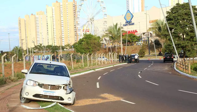 Jovem morre ao subir em capô de carro para impedir namorado bêbado de dirigir Jovem morre ao subir em capô de carro para impedir namorado bêbado de dirigir