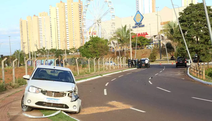 Jovem morre ao subir em capô de carro para impedir namorado bêbado de dirigir