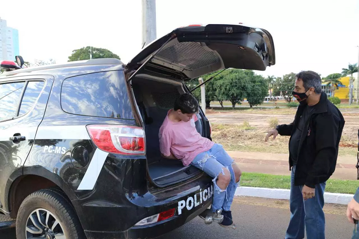 Jovem morre ao subir em capô de carro para impedir namorado bêbado de dirigir Jovem morre ao subir em capô de carro para impedir namorado bêbado de dirigir