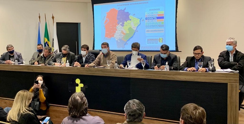 “Há coragem política para adotar medidas eficientes”, afirma Riedel em evento na Assomasul sobre consórcios públicos “Há coragem política para adotar medidas eficientes”, afirma Riedel em evento na Assomasul sobre consórcios públicos