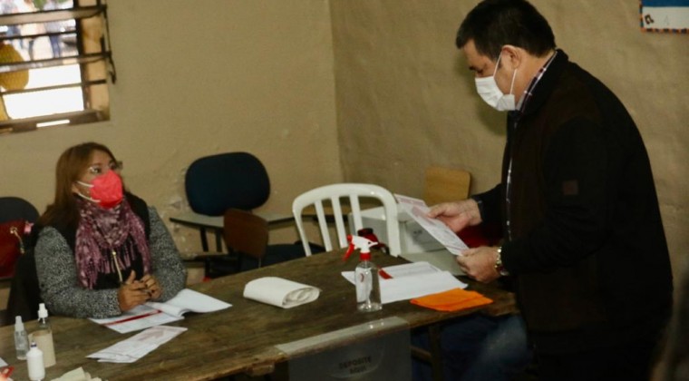 Cartes ya votó y tendrá una agenda familiar por su día