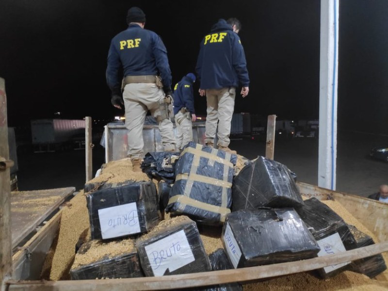 PRF apreende 10 toneladas de maconha no km 129 da BR-267 PRF apreende 10 toneladas de maconha no km 129 da BR-267