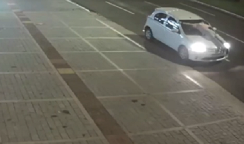 Perícia aponta que carro dirigido por jovem com a namorada no capô estava a 95km/h