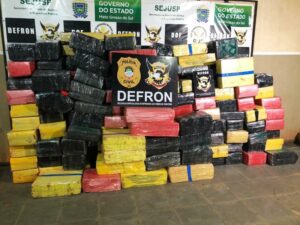 DEFRON apreende 3,3 toneladas de maconha em Dourados e morador 'parceiro' acaba preso DEFRON apreende 3,3 toneladas de maconha em Dourados e morador 'parceiro' acaba preso
