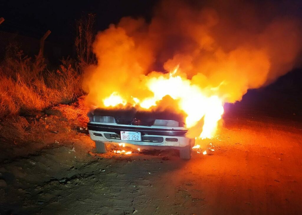 Carro usado em tentativa de assalto em Pedro Juan é encontrado incendiado em Ponta Porã