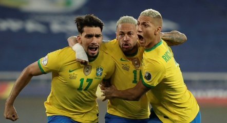 Com um a menos, Brasil leva sufoco, mas bate Chile e vai à semi