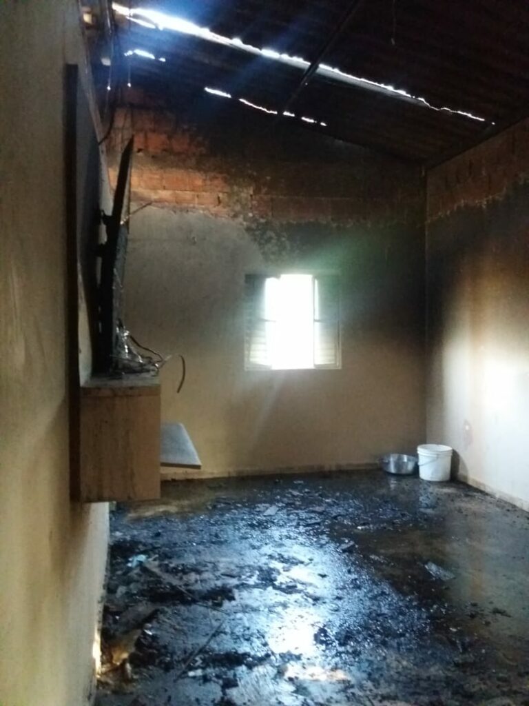 Idosos com netos perdem tudo em incêndio em Ponta Porã