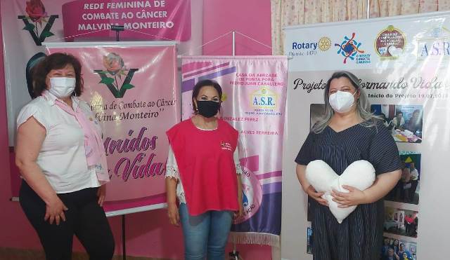 Casa da Amizade de Ponta Porã/Pedro Juan Caballero entrega kit a Rede Feminina