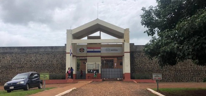Vehículo que trasladaba a internos chocó contra un auto y reportan un fallecido Vehículo que trasladaba a internos chocó contra un auto y reportan un fallecido