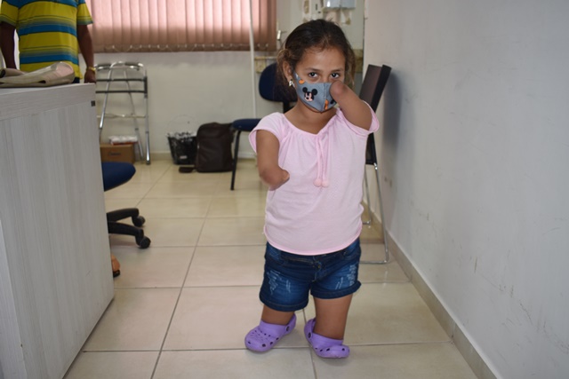 Mulher-Maravilha: Raisa recebe sua primeira prótese personalizada do CER/APAE e anda pela primeira vez Mulher-Maravilha: Raisa recebe sua primeira prótese personalizada do CER/APAE e anda pela primeira vez