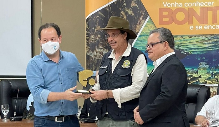 Presidente da Sanesul recebe Prêmio Piraputanga das mãos do ministro do Turismo Presidente da Sanesul recebe Prêmio Piraputanga das mãos do ministro do Turismo