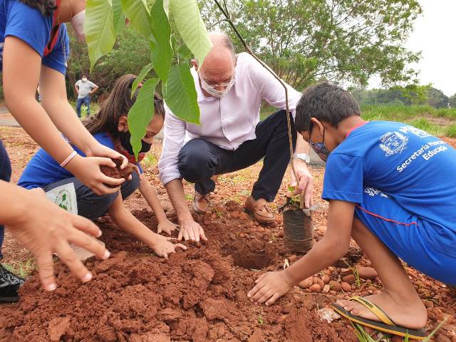 Hélio Peluffo planta ipês para comemorar o Dia da Árvore em Ponta Porã