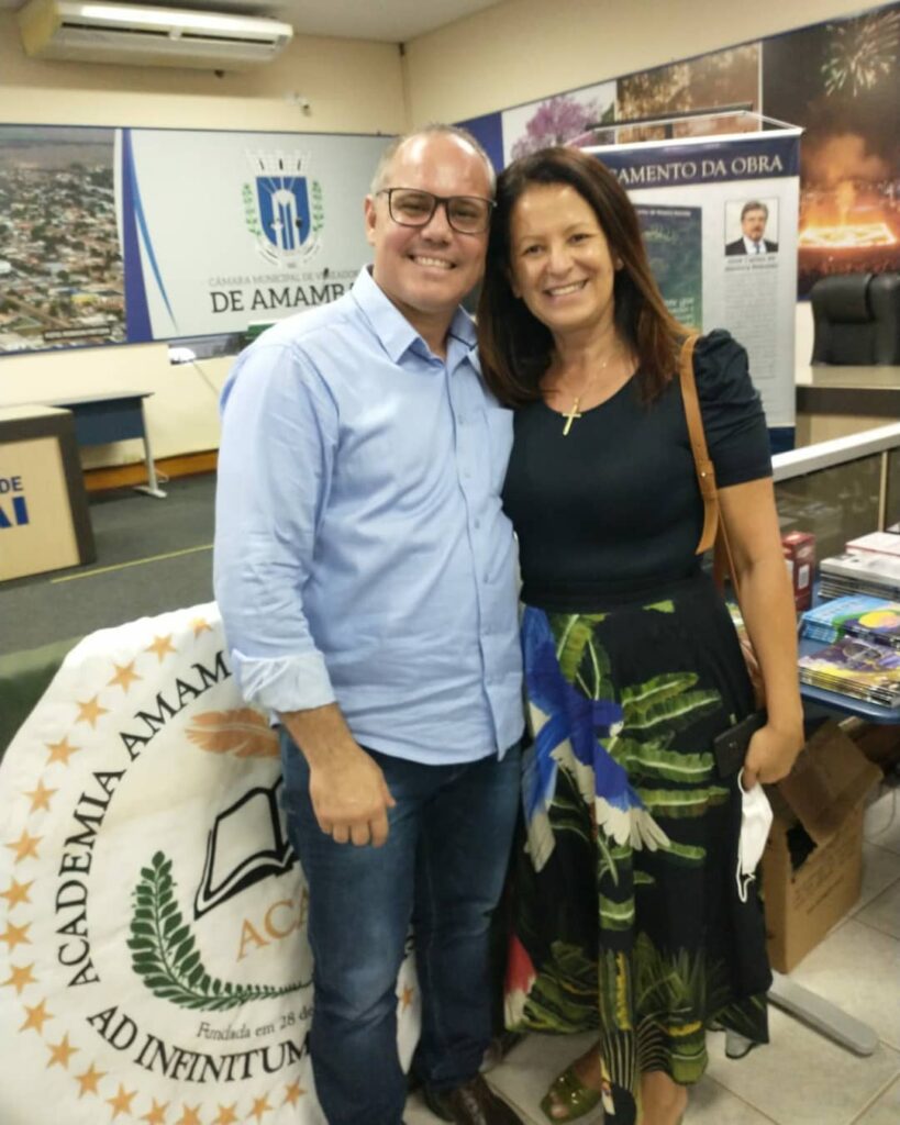 Livro: Noite de autógrafos foi sucesso em Amambai Livro: Noite de autógrafos foi sucesso em Amambai