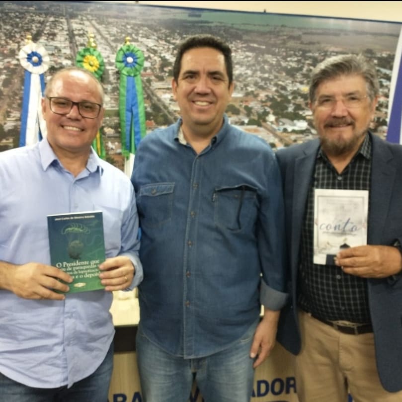 Livro: Noite de autógrafos foi sucesso em Amambai Livro: Noite de autógrafos foi sucesso em Amambai