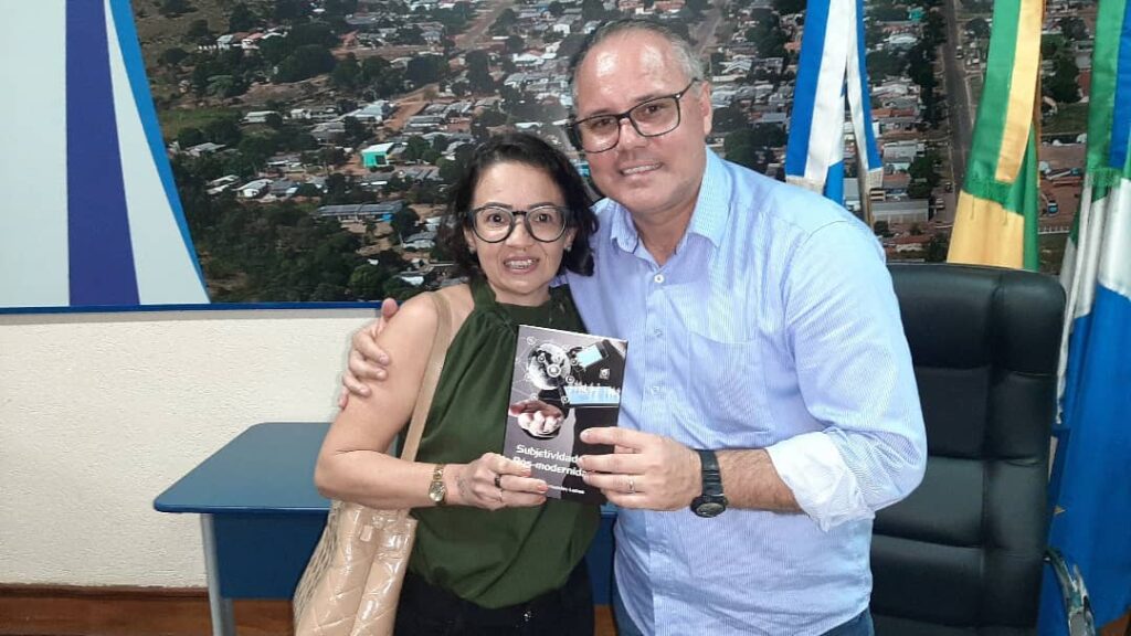 Livro: Noite de autógrafos foi sucesso em Amambai Livro: Noite de autógrafos foi sucesso em Amambai