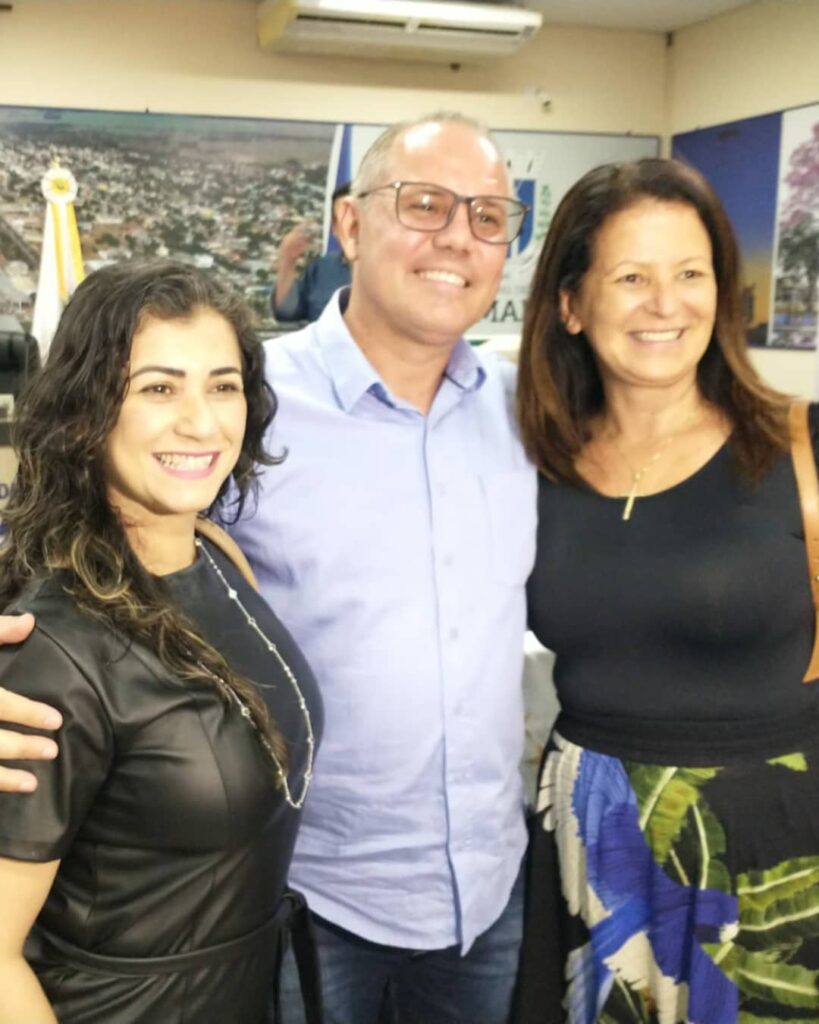 Livro: Noite de autógrafos foi sucesso em Amambai Livro: Noite de autógrafos foi sucesso em Amambai