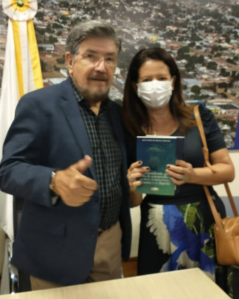 Livro: Noite de autógrafos foi sucesso em Amambai Livro: Noite de autógrafos foi sucesso em Amambai