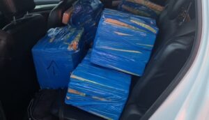 Após perseguição PM de Aral Moreira apreende 133 kg de maconha Após perseguição PM de Aral Moreira apreende 133 kg de maconha