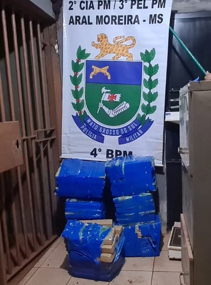 Após perseguição PM de Aral Moreira apreende 133 kg de maconha Após perseguição PM de Aral Moreira apreende 133 kg de maconha