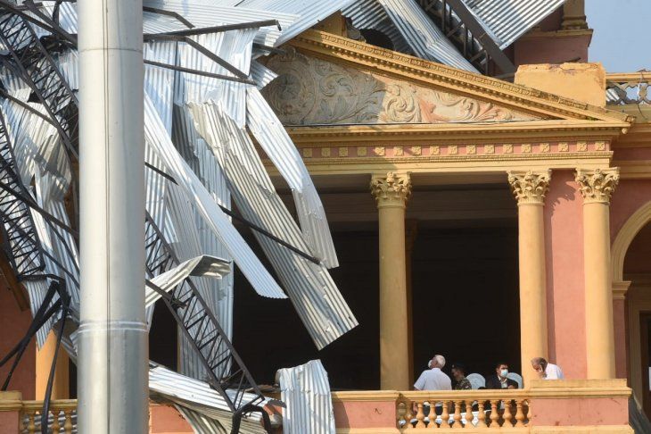 Fuertes vientos destechan parte del Palacio de López Fuertes vientos destechan parte del Palacio de López