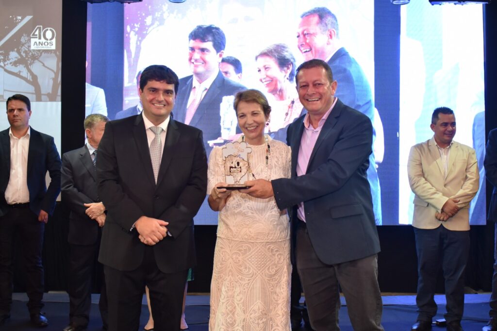 Reinaldo Azambuja recebe homenagem da Assomasul de governador municipalista