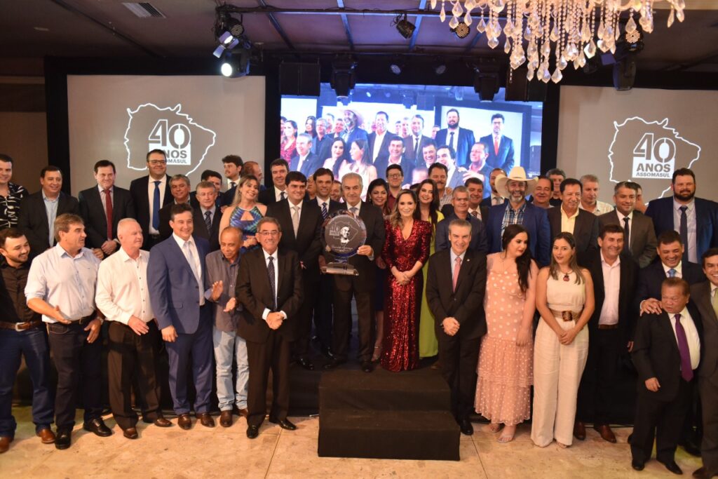 Reinaldo Azambuja recebe homenagem da Assomasul de governador municipalista Reinaldo Azambuja recebe homenagem da Assomasul de governador municipalista