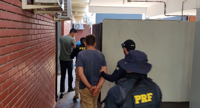 Após quase 40km de perseguição, cabo da PM e comparsa são presos por tráfico Após quase 40km de perseguição, cabo da PM e comparsa são presos por tráfico
