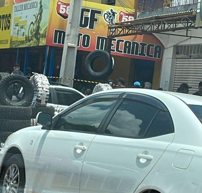 Homem é morto a tiros em loja de motos na fronteira