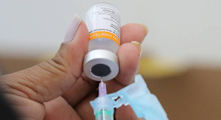 Brasil não avalia aplicar 4ª dose da vacina no momento, diz Queiroga Brasil não avalia aplicar 4ª dose da vacina no momento, diz Queiroga