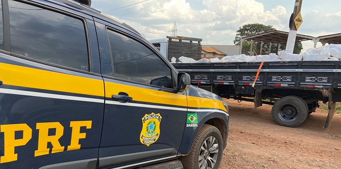 PRF e DENAR interceptam duas quadrilhas com 5,4 toneladas de maconha e onze veículos PRF e DENAR interceptam duas quadrilhas com 5,4 toneladas de maconha e onze veículos