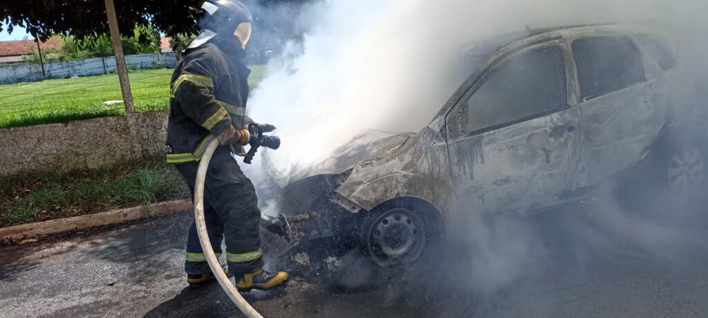 Em Ponta Porã, Bombeiros combate fogo em veículo na Av Belmiro de Albuquerque Em Ponta Porã, Bombeiros combate fogo em veículo na Av Belmiro de Albuquerque