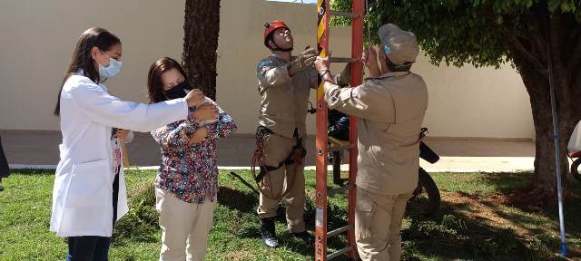 Em Ponta Porã, Bombeiros combate fogo em veículo na Av Belmiro de Albuquerque Em Ponta Porã, Bombeiros combate fogo em veículo na Av Belmiro de Albuquerque