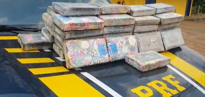 Ponta Porã: Viajando com o filho de 11 anos, mulher é presa traficando 73 kg de cocaína Ponta Porã: Viajando com o filho de 11 anos, mulher é presa traficando 73 kg de cocaína