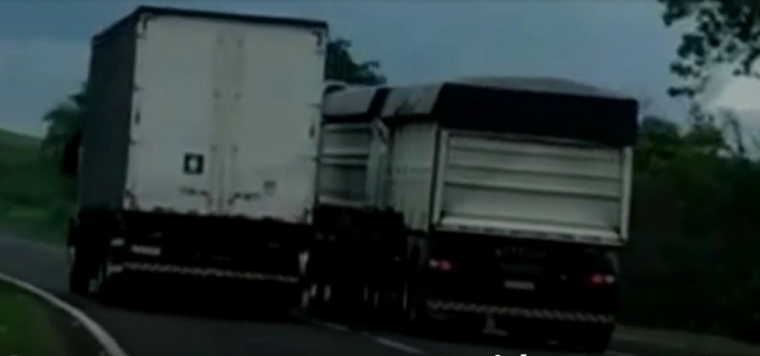 PRF encontra carreta que provocou acidente filmado no Paraná PRF encontra carreta que provocou acidente filmado no Paraná