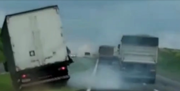 PRF encontra carreta que provocou acidente filmado no Paraná PRF encontra carreta que provocou acidente filmado no Paraná