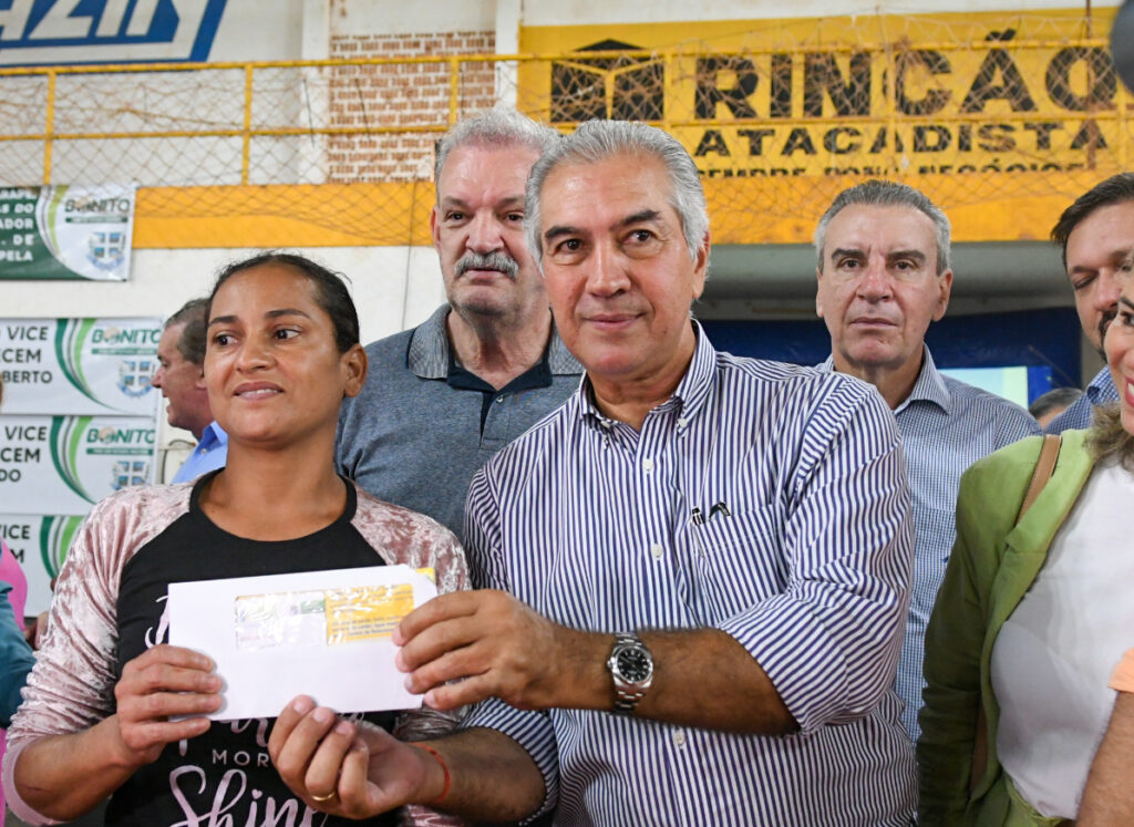 Reinaldo Azambuja garante investimentos de R$ 140 milhões e entrega cartões sociais em Bonito Reinaldo Azambuja garante investimentos de R$ 140 milhões e entrega cartões sociais em Bonito