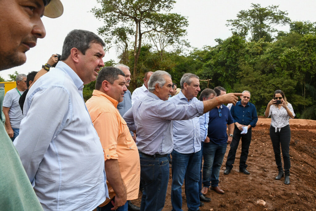 Reinaldo Azambuja garante investimentos de R$ 140 milhões e entrega cartões sociais em Bonito Reinaldo Azambuja garante investimentos de R$ 140 milhões e entrega cartões sociais em Bonito