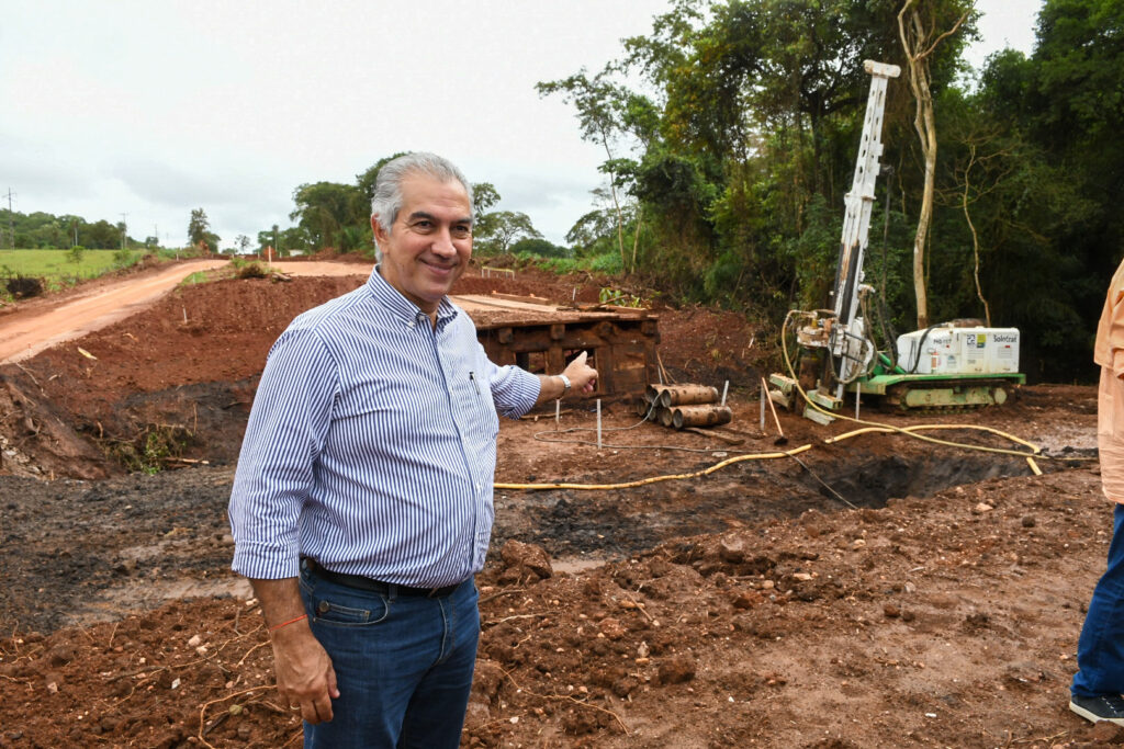Reinaldo Azambuja garante investimentos de R$ 140 milhões e entrega cartões sociais em Bonito Reinaldo Azambuja garante investimentos de R$ 140 milhões e entrega cartões sociais em Bonito